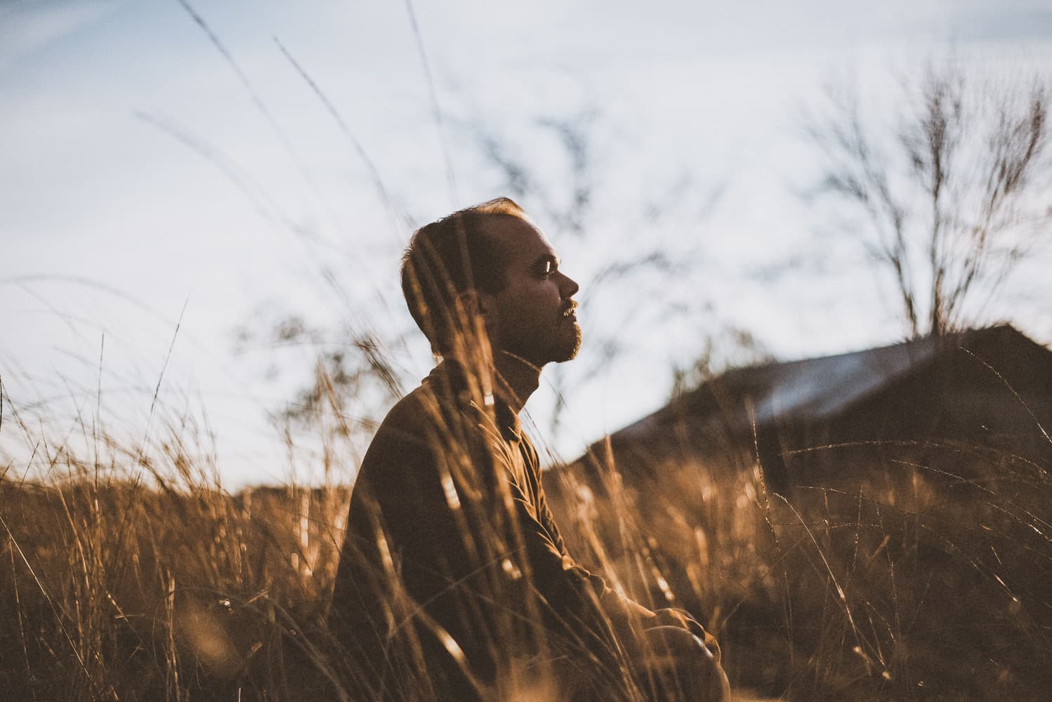 man in grasveld